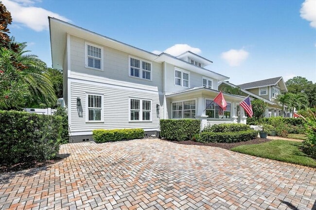 Photo - 235 10th Ave NE