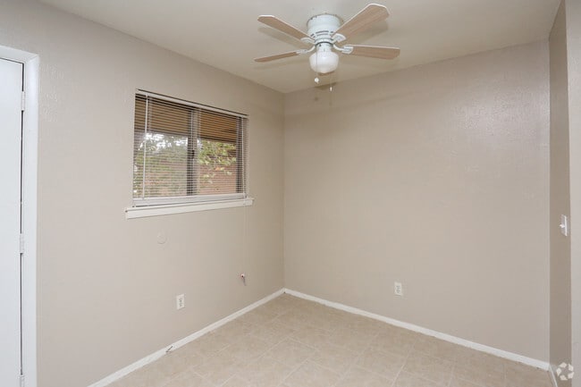 1BR, 1BA Junior - 586SF - Dining Area