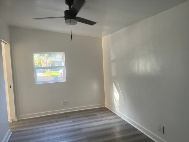 Building Photo - 2212 Clyde Ave