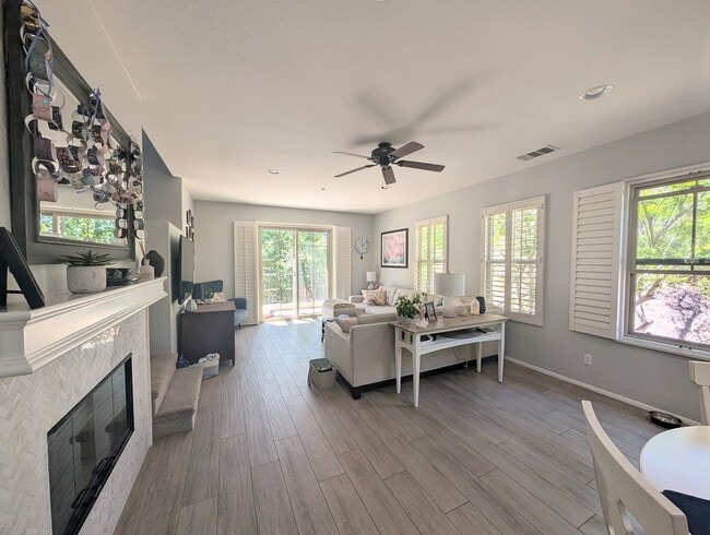 Building Photo - Stunning Modern End Unit Tri Level Condo i...