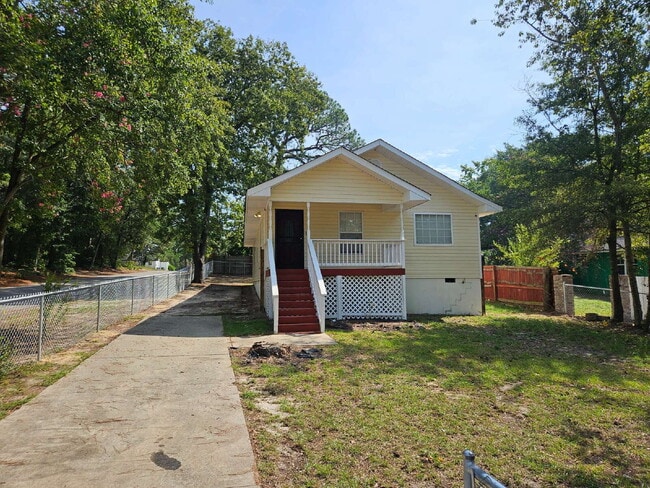 Building Photo - "Charming 4-Bed Home in Columbia with Granite Touch & Gleaming Hardwood Floors!"