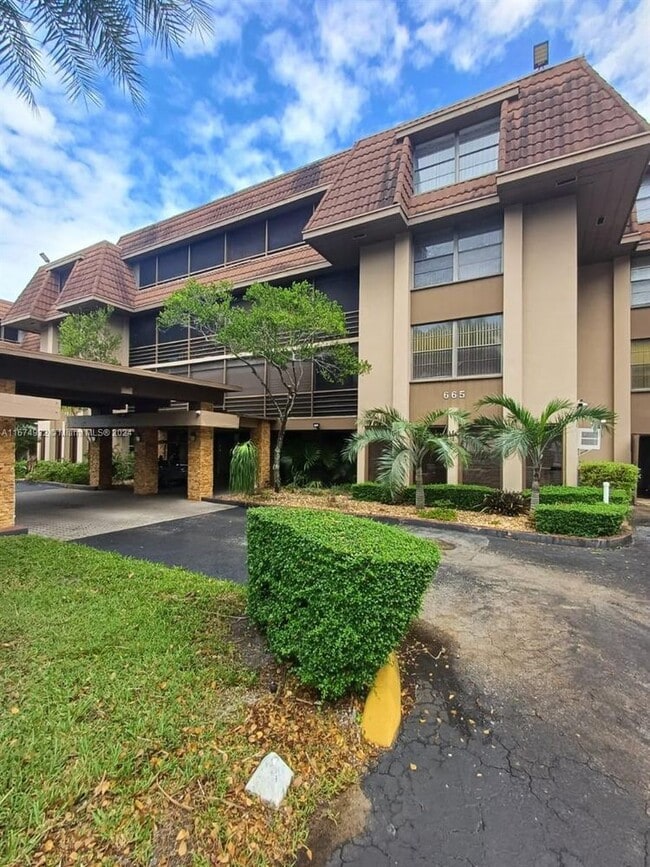 Building Photo - 665 NE 195th St Unit 119-119 Rental