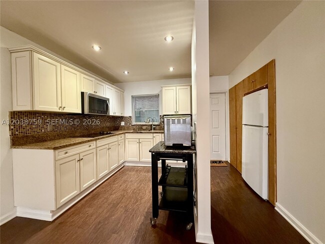 Building Photo - 217 Sunrise Lakes Blvd Unit 217