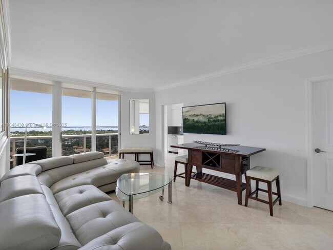 Photo - 4779 Collins Ave Unidad 1706 Rental