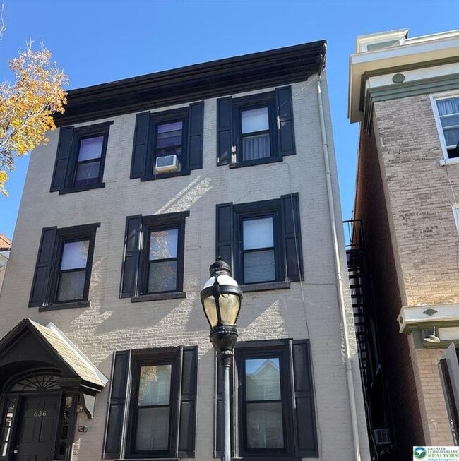 Building Photo - 636 N New St Unit 3