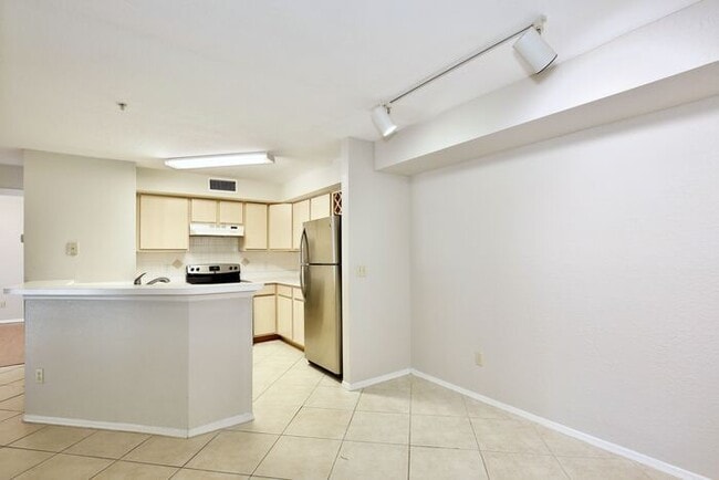 Gorgeous 2/2 Condo with Bonus Room for Office/Den in the Gated Community of Bona Vista - Altamont...