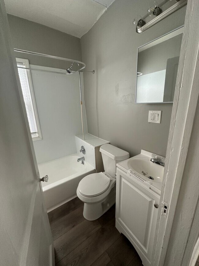 Photo - 2bd DOWNSTAIRS DUPLEX Cash Pay/Section 8 Unit DN