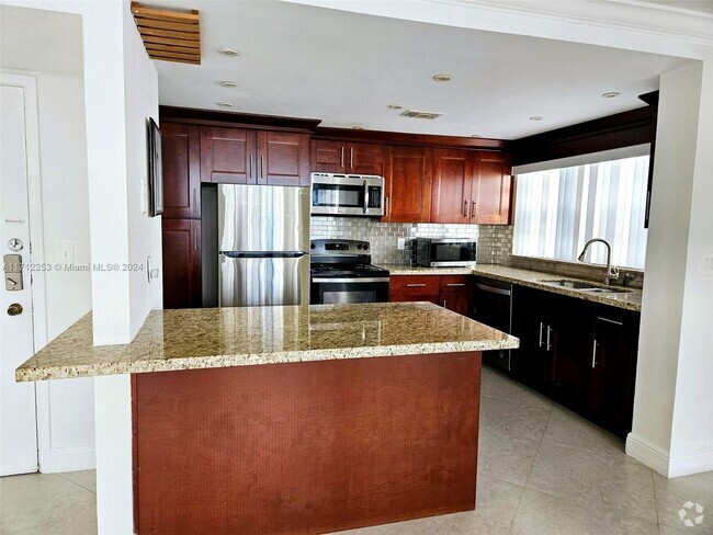 Building Photo - 1817 S Ocean Dr Unit 528 Rental