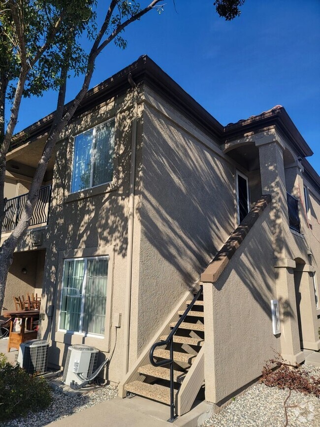 Building Photo - 3 Bedroom 2 Bath Condo