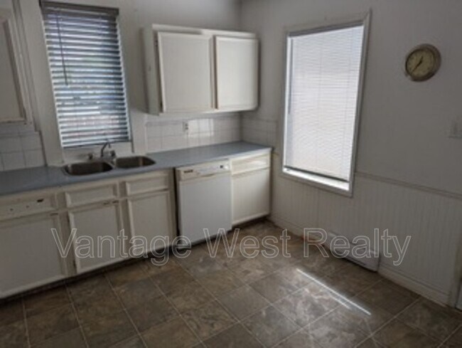 Photo - 481 Wardlaw Ave