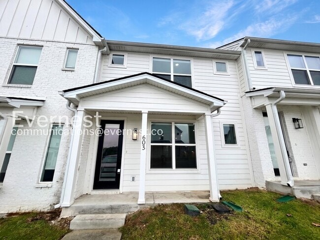Building Photo - Limited Time Special Offer / 2 Bed/2.5 Bath Townhome with Off-Street Parking / Pet-Friendly / Ava...