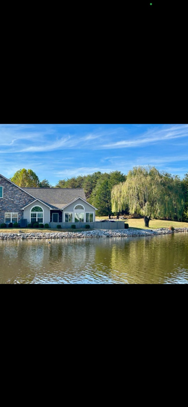 Photo - 433 Deer Lake Pl