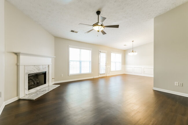 Photo - 555 The Blvd