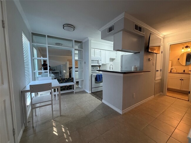 Building Photo - 2120 El Paseo St Unit 611