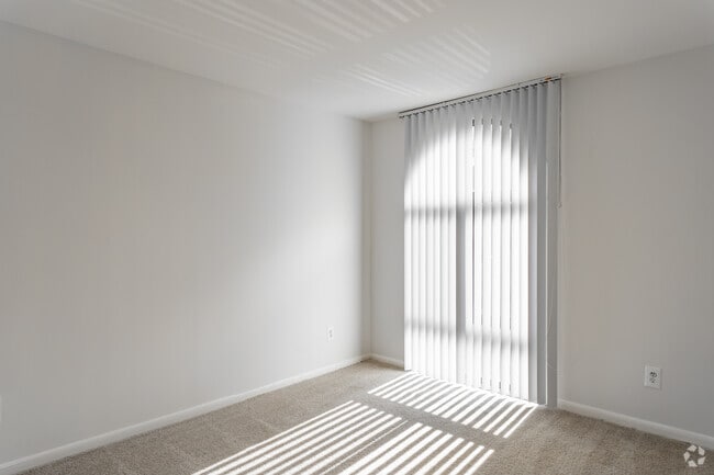 2BR, 2BA - 1100SF