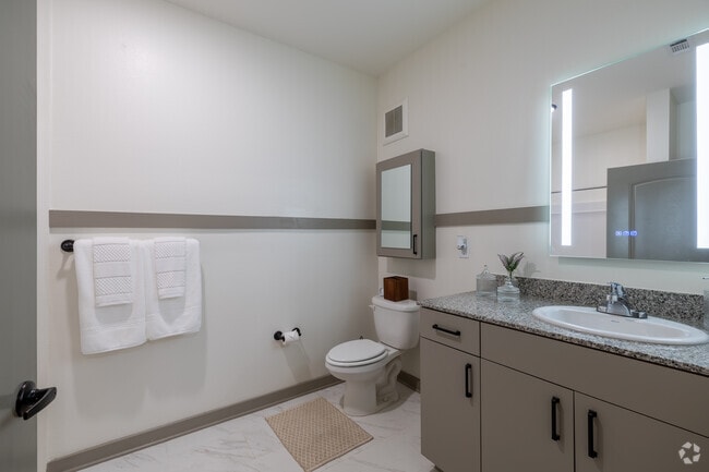 2BR, 1BA - 928SF - Bathroom