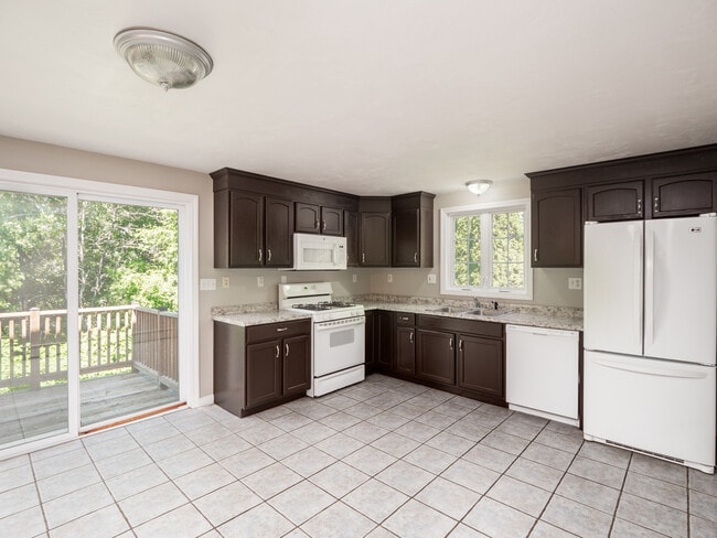 Building Photo - 90A Loxwood St Rental