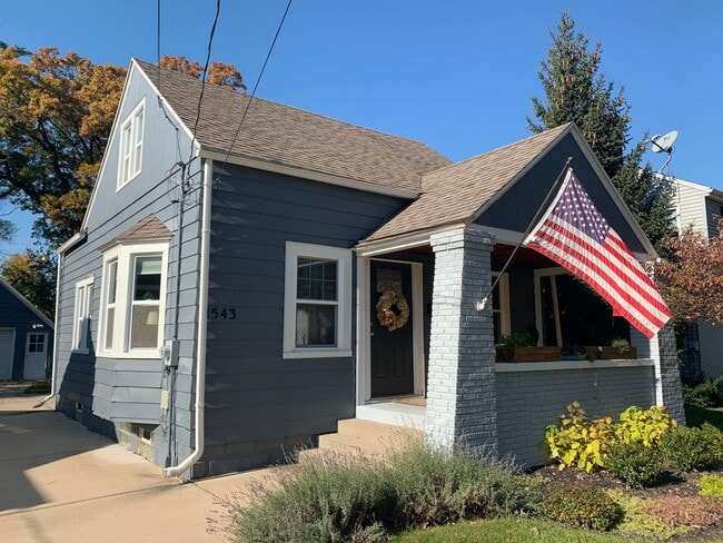 Photo - 1543 Gladstone Dr SE