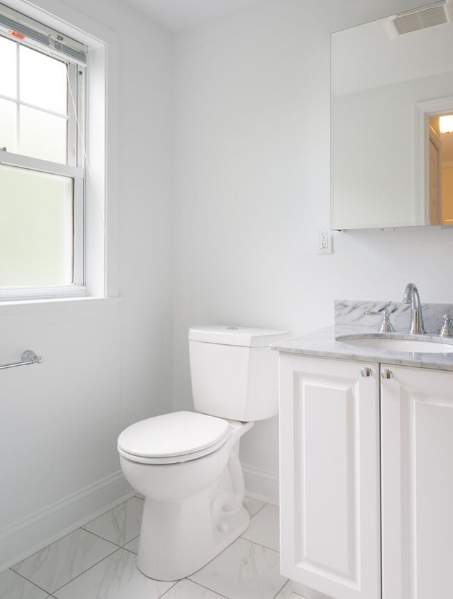 Photo - GREAT 2Br/1Bth available NOW. Heat/Hot Wat...