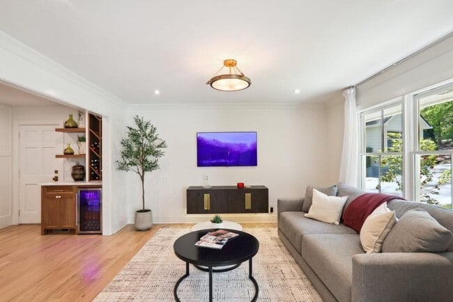 Photo - 1007 Somerset Dr NW