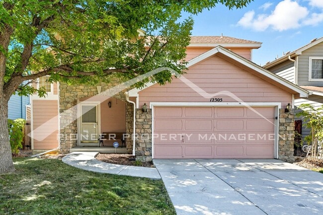 Building Photo - Spacious Home with Washer/Dryer and Centra...