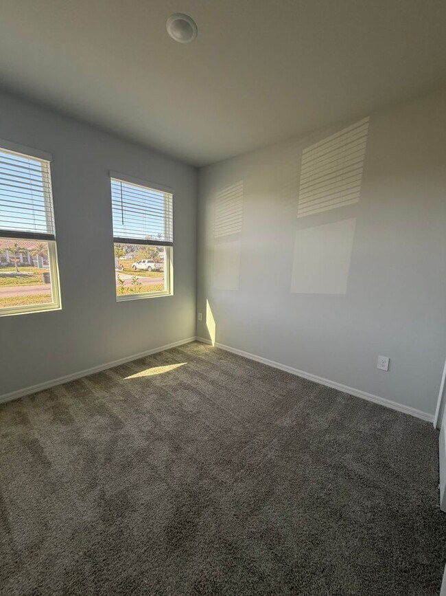 Photo - 915 NE 19th St