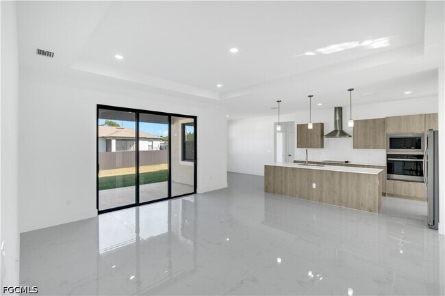 Photo - 1144 Edelweiss St E