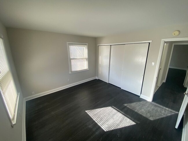 Building Photo - 5 W Plumstead Ave Unit B