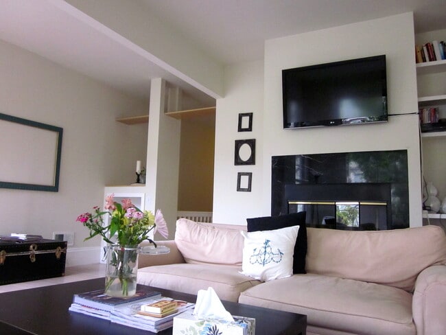 Photo - Stunning large Classic Pacific Heights Flat with lots of light, hardwood floors, washer/dryer, gr...