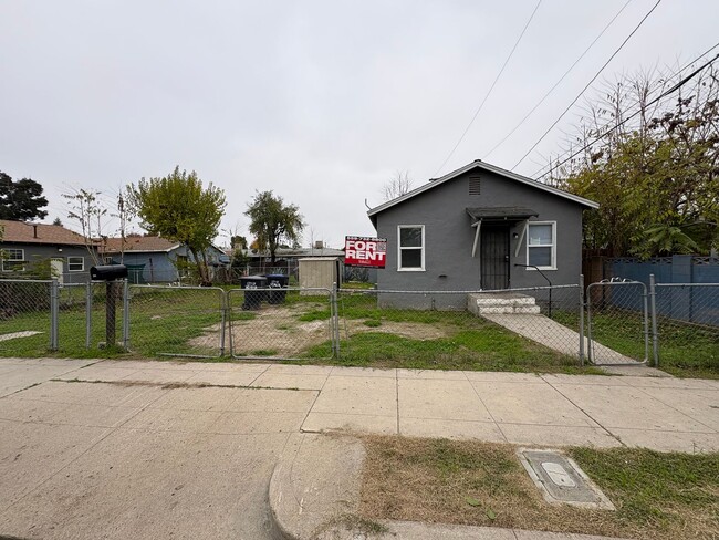 Building Photo - Cozy NE Home On Spacious Lot Available Now!