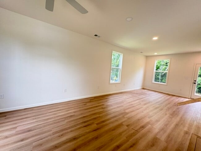 Photo - 707 Williams St