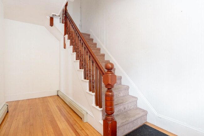 Building Photo - 18 College St Unit #2