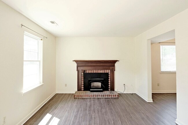 Building Photo - Move-in Ready/Pet-Friendly Briarwood Duplex