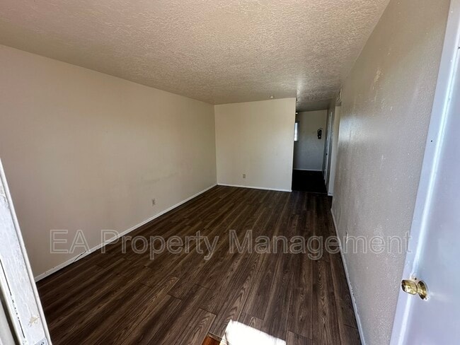 Photo - 308 Virginia St NE