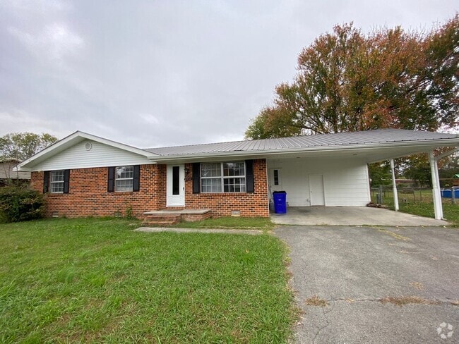 Building Photo - 3 Bedroom 1.5 Bath House