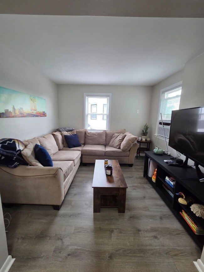 Building Photo - 166 Carmita Ave Unit 2