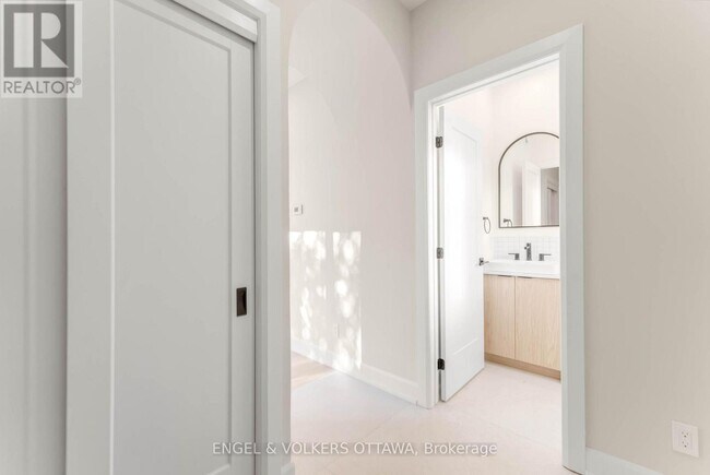 Photo - 132 Carillon St