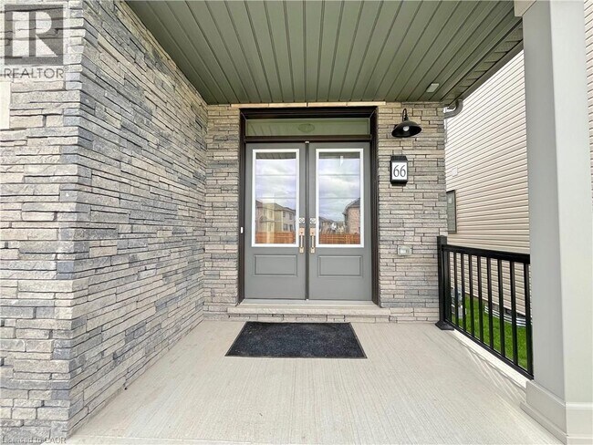 Photo - 66 Aviron Cres