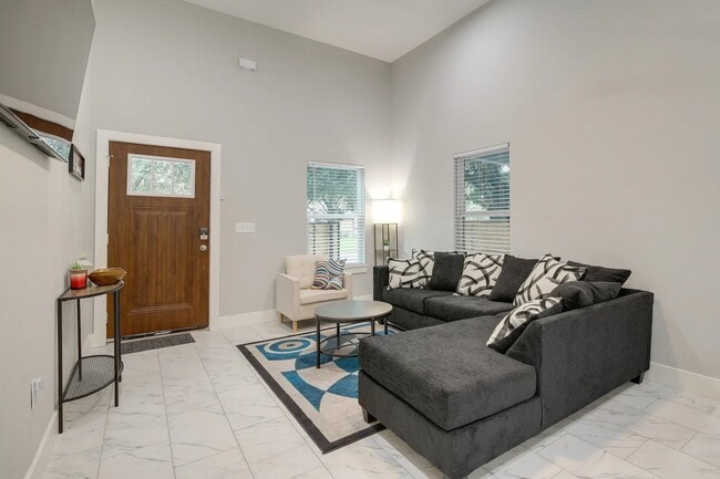 Photo - 3523 Bain St