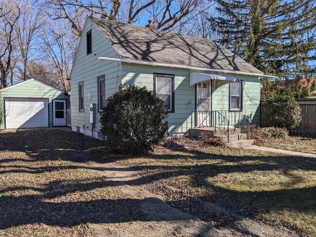 Building Photo - 504 12th St NE