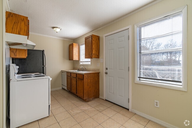 Townhouse 2BR, 1.5BA - 750SF - Kitchen - Sundance Townhomes