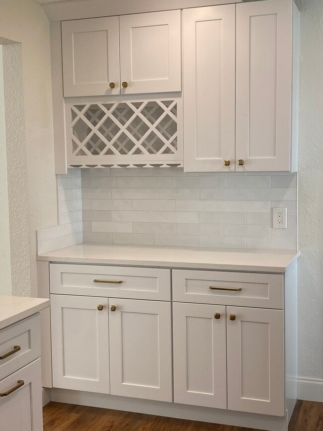 Amplio espacio de almacenamiento para toda su comida y vino. - 129 36th Ave NE