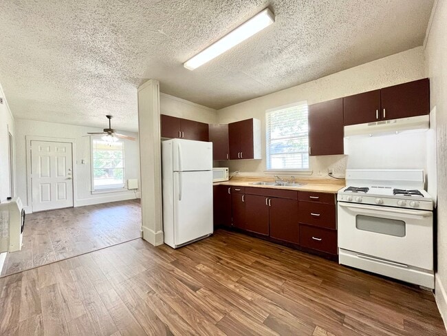 Photo - 521 W Collins St