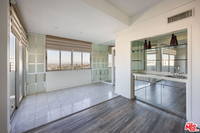 Building Photo - 7250 Franklin Ave Unit 702