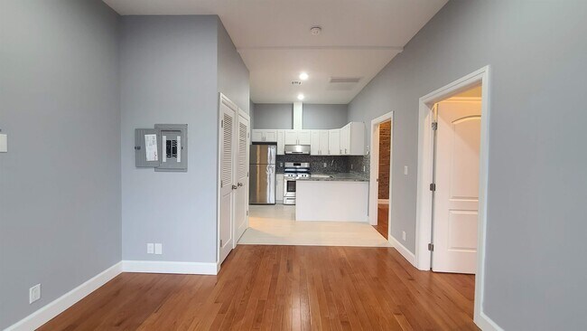 Building Photo - 100 Griffith St Unit 3R