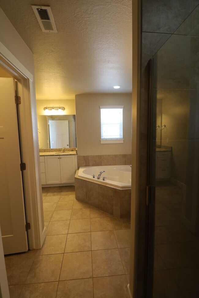 2 Car Garage in Cresthaven Rental House Rental in Lehi, UT