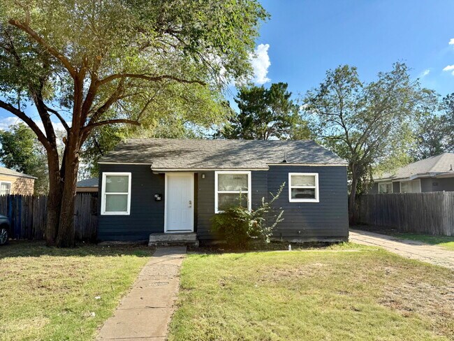 Building Photo - Steps from Beautiful  Park, Bonus Room & C...