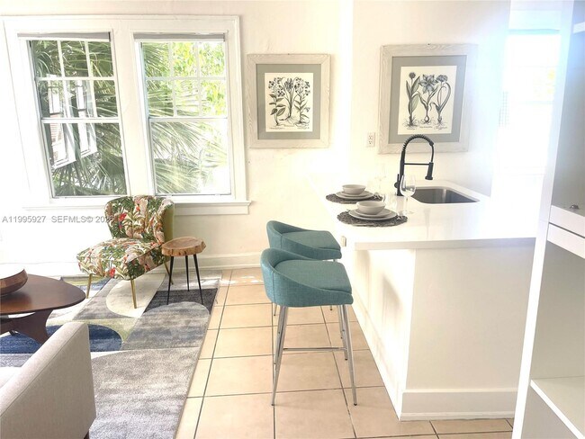 Building Photo - 1611 Michigan Ave Unit 27