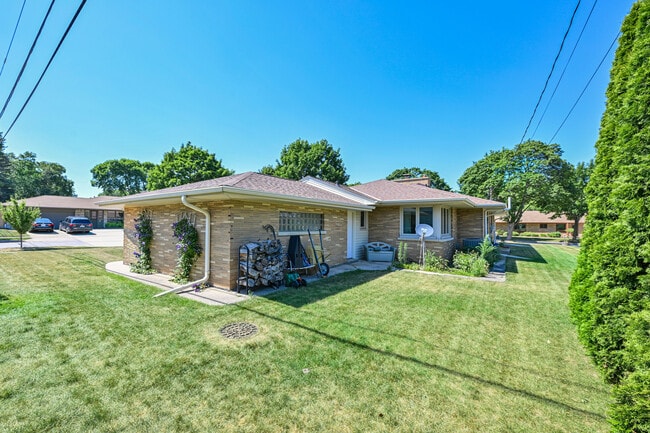 Photo - 728 N 74th St