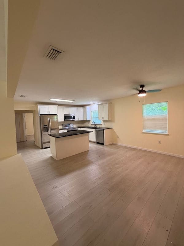 Building Photo - 305 W Country Club Dr